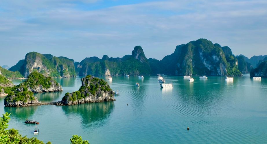 Rotsformaties en bootjes Halong Bay